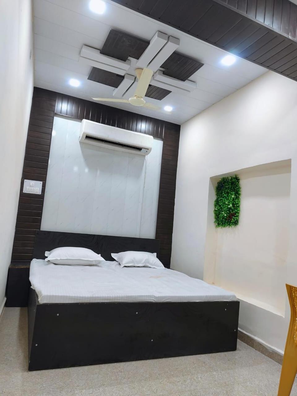 Hotel Crystal Dreams Mathura Exterior foto